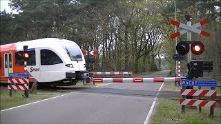 Spoorwegovergang Aalten  Dutch railroad crossing [upl. by Enitsej]