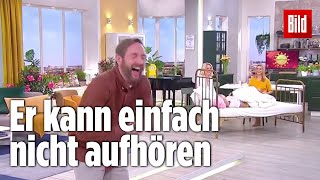 Live im TV Moderator bekommt während der Sendung einen irren Lachanfall [upl. by Ai353]